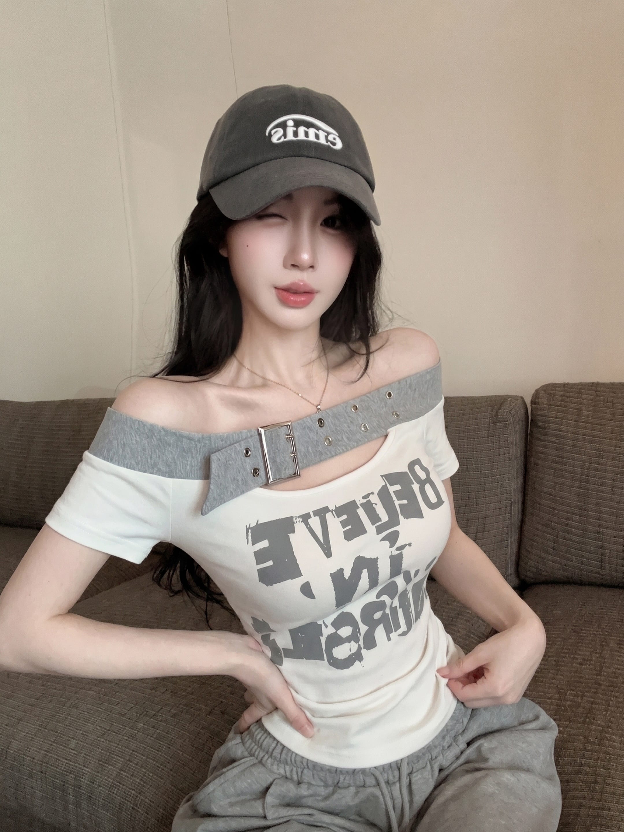 실사 정가 여름 새로운 오프숄더 스트랩 반팔 알파벳 프린트 티셔츠 여성 몸매 가꾸기 슬림해 보이는 맨위