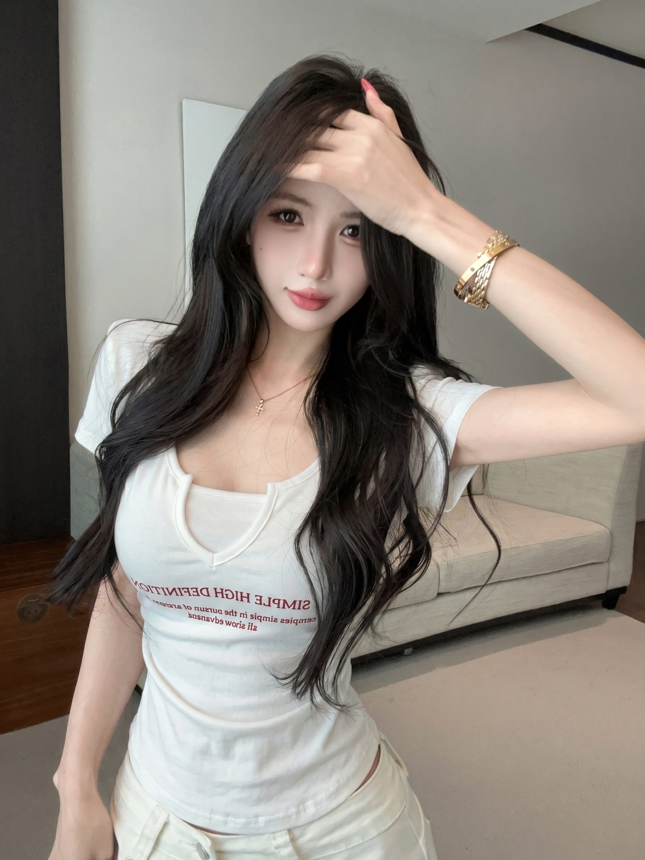 실사 정가 여름 새로운 V넥 어깨 패드 알파벳 프린트 반팔 티셔츠 여성 몸매 가꾸기 슬림해 보이는 다용도 맨위