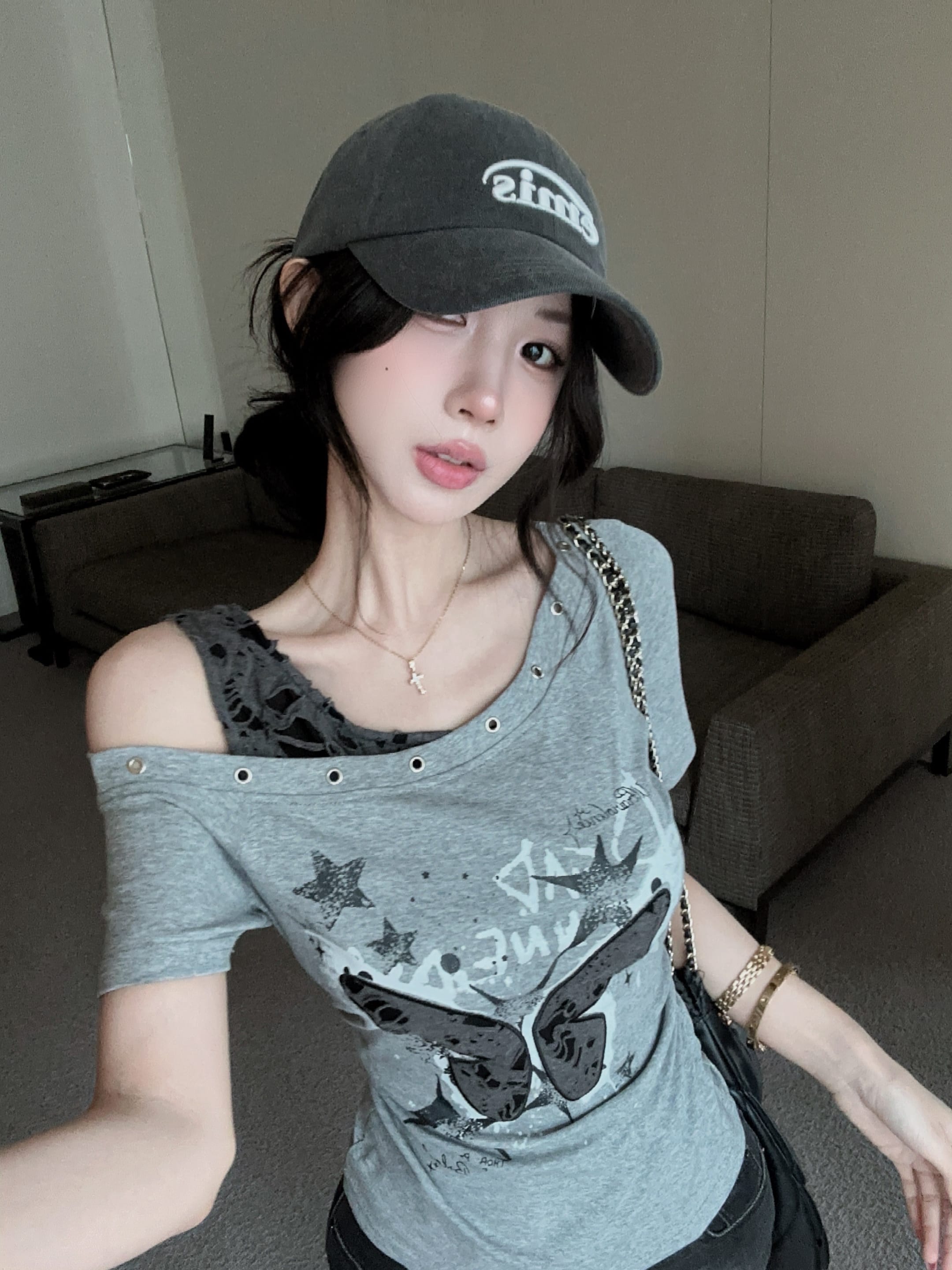 실사 정가 페이크 레이어드 오프숄더 찢어진 부분 비스듬한 칼라 반팔 티셔츠 여성 여름 쇼트 스타일 알파벳 프린트 맨위