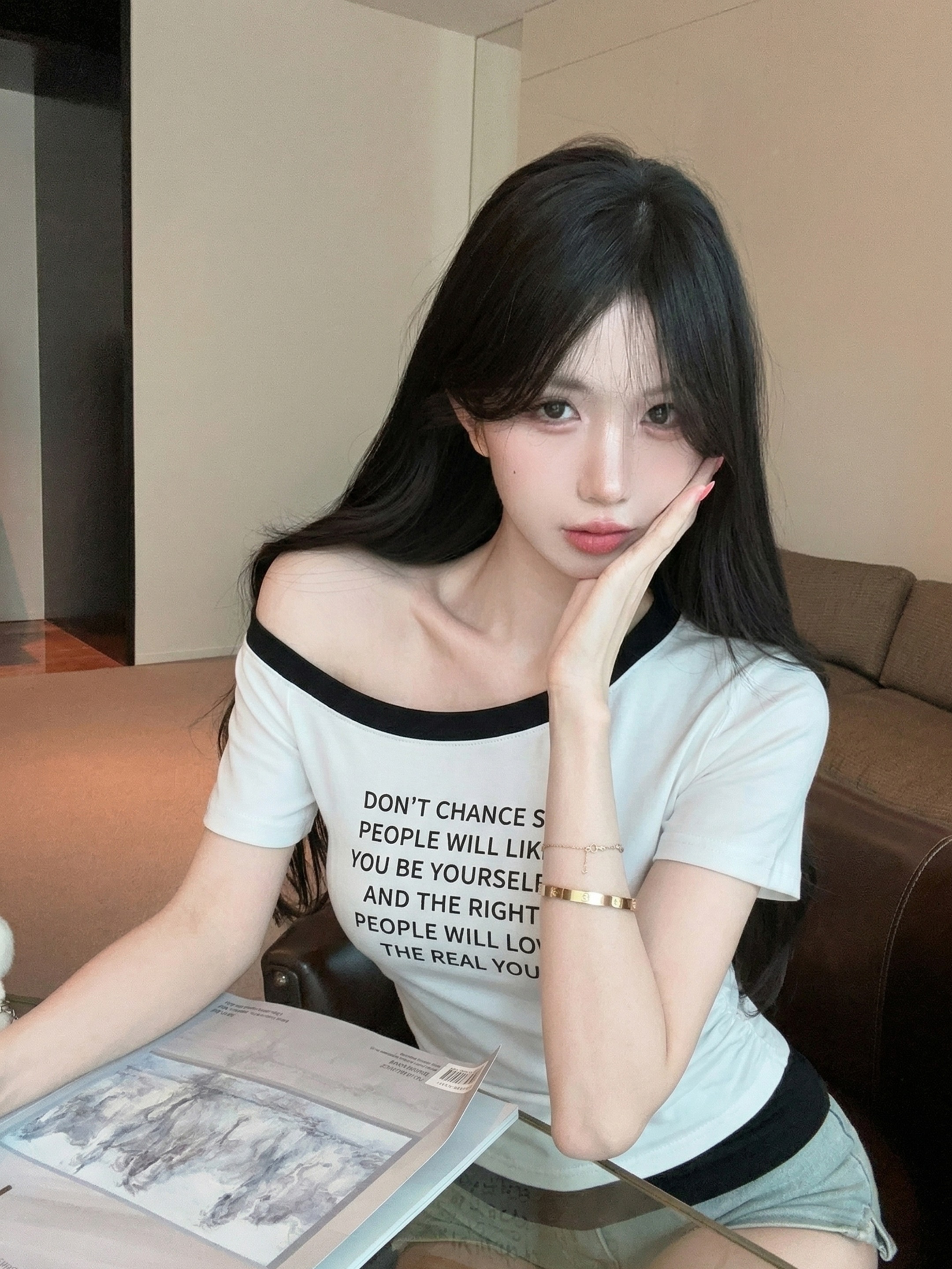 실사 정가 디자인 센스 비스듬한 칼라 오프숄더 쇄골 알파벳 프린트 반팔 티셔츠 작은 대중 몸매 가꾸기 슬림해 보이는 맨위