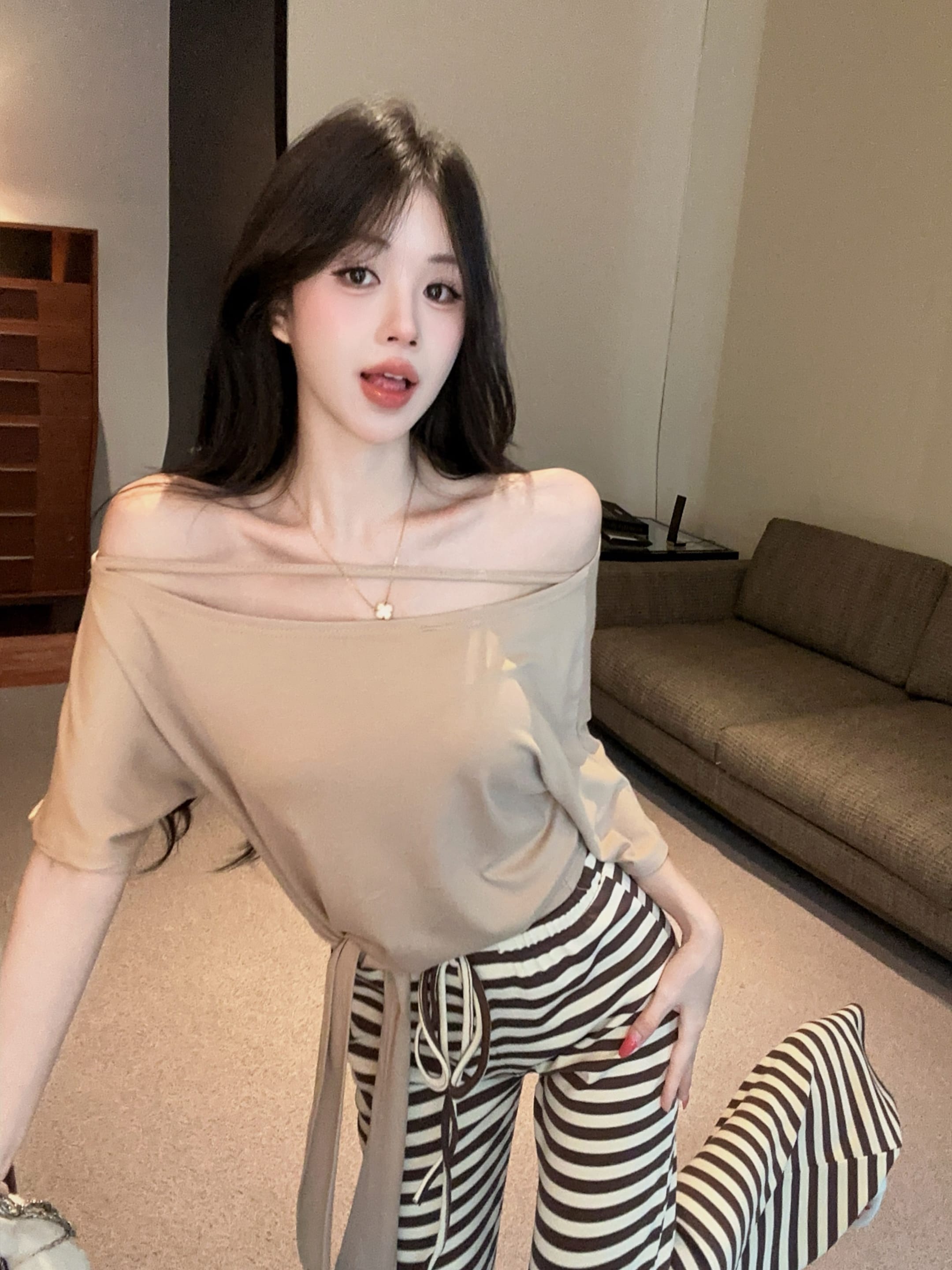 실사 정가 느슨함 센스 비스듬한 어깨 보트넥 반팔 티셔츠 여성 여름 새로운 레이스업 허리 수축 슬림해 보이는 맨위