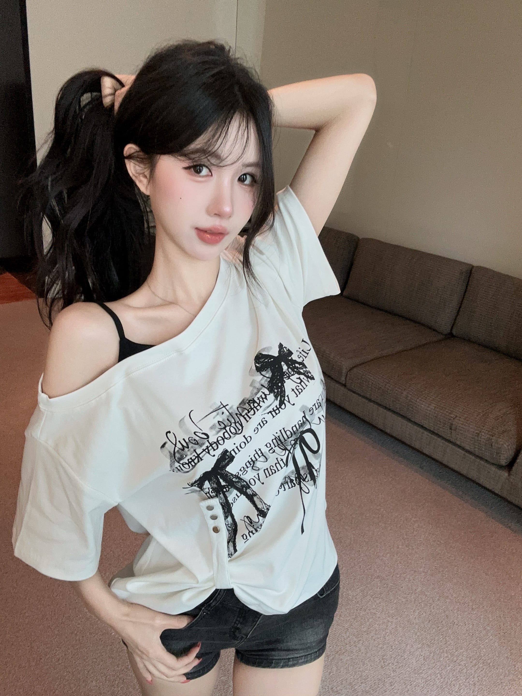 실사 정가 보트넥 불규칙 디자인 센스 비스듬한 어깨 오프숄더 반팔 티셔츠 나비 매듭 알파벳 프린트 맨위