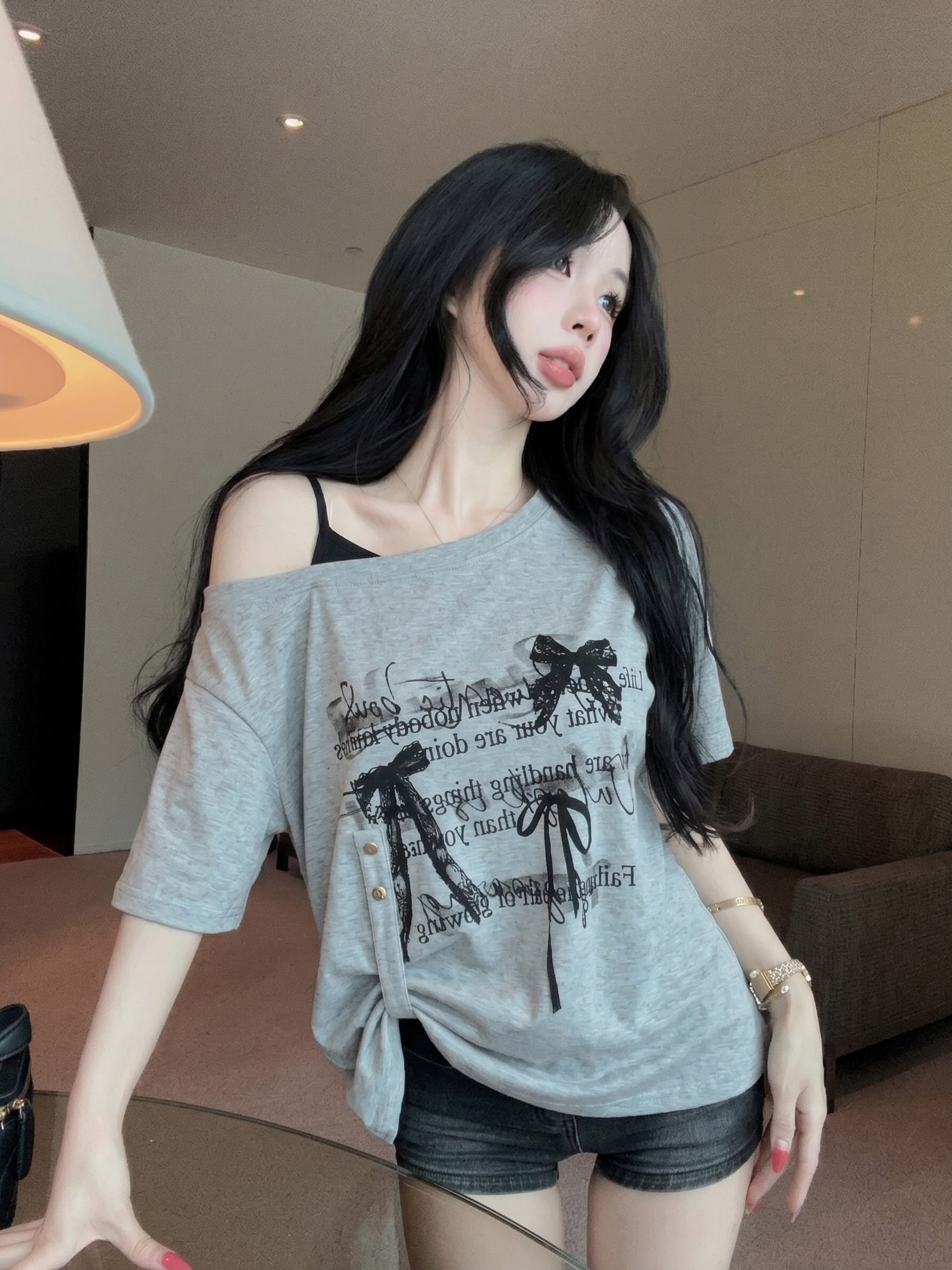 실사 정가 보트넥 불규칙 디자인 센스 비스듬한 어깨 오프숄더 반팔 티셔츠 나비 매듭 알파벳 프린트 맨위