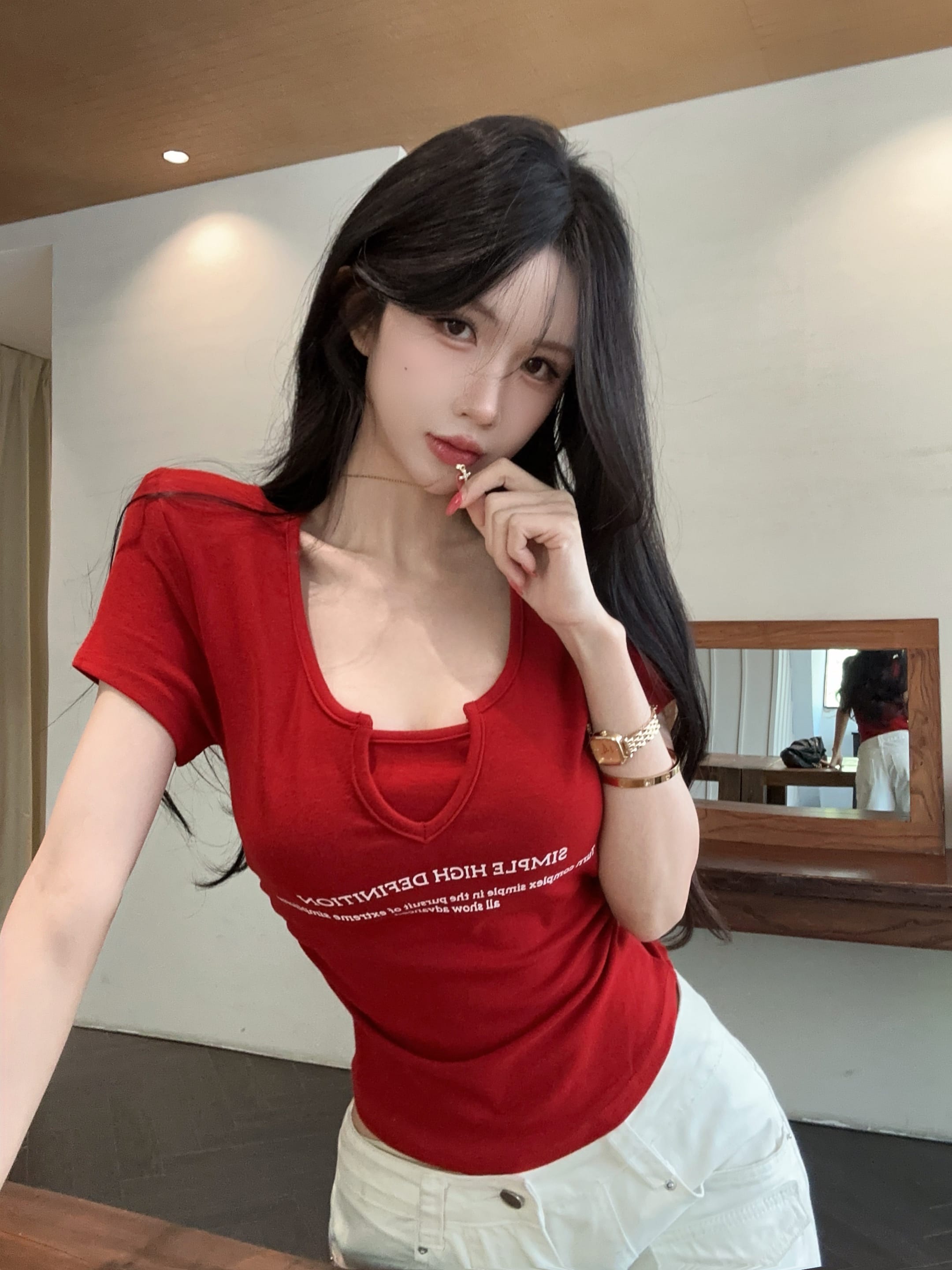 실사 정가 여름 새로운 V넥 어깨 패드 알파벳 프린트 반팔 티셔츠 여성 몸매 가꾸기 슬림해 보이는 다용도 맨위