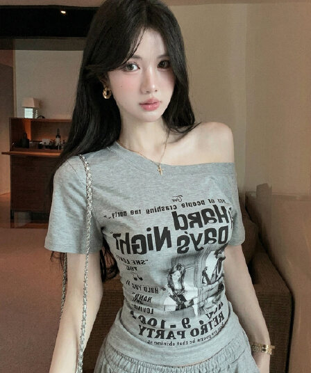 실사 정가 디자인 센스 오프숄더 비스듬한 칼라 티셔츠 반팔 여성 몸매 가꾸기 슬림해 보이는 알파벳 프린트 다용도 맨위