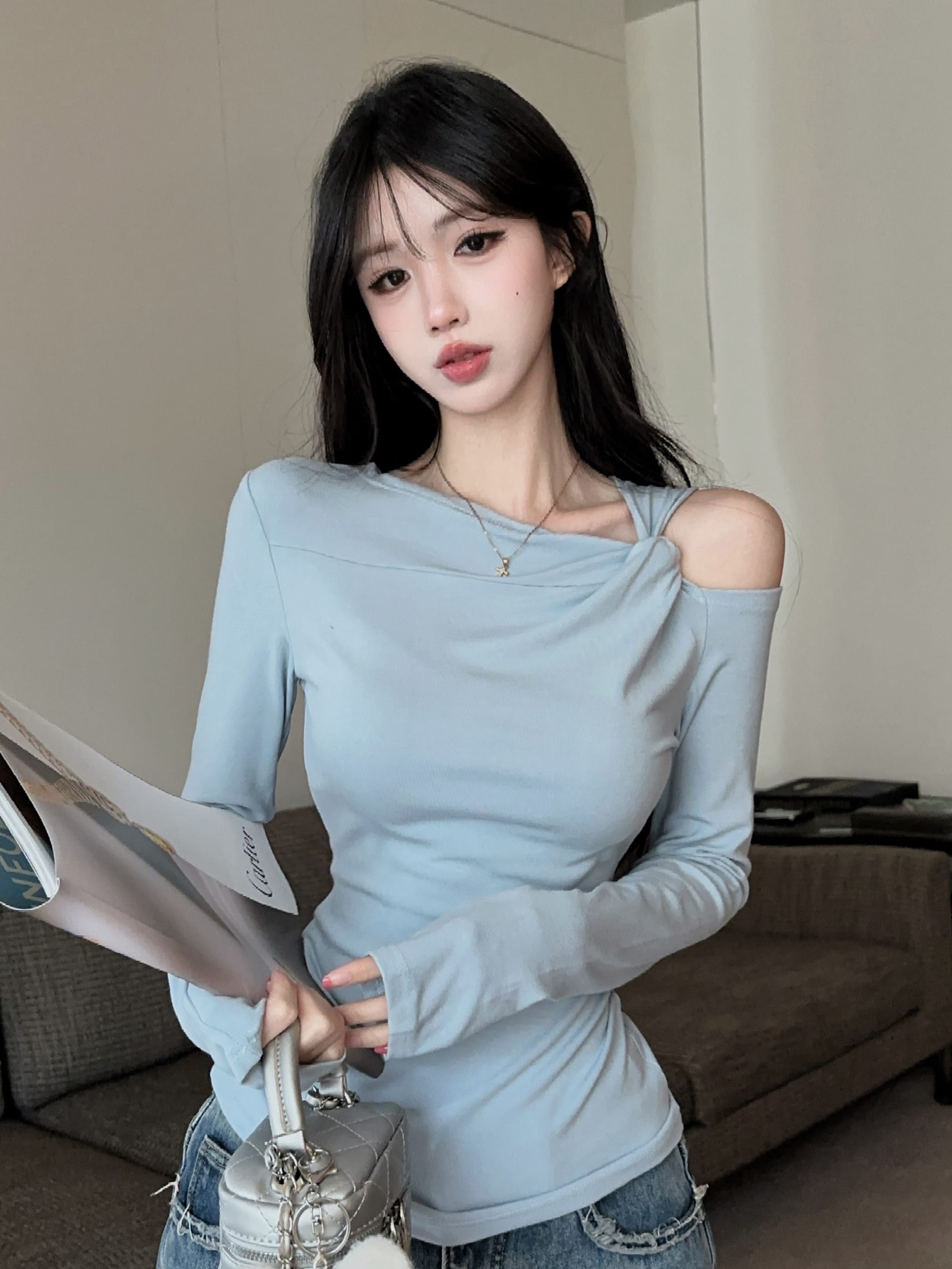 BY31839# 秋季新款设计感小众扭结斜领露肩T恤上衣女纯色长袖小衫 服裝批發女裝批發服飾貨源