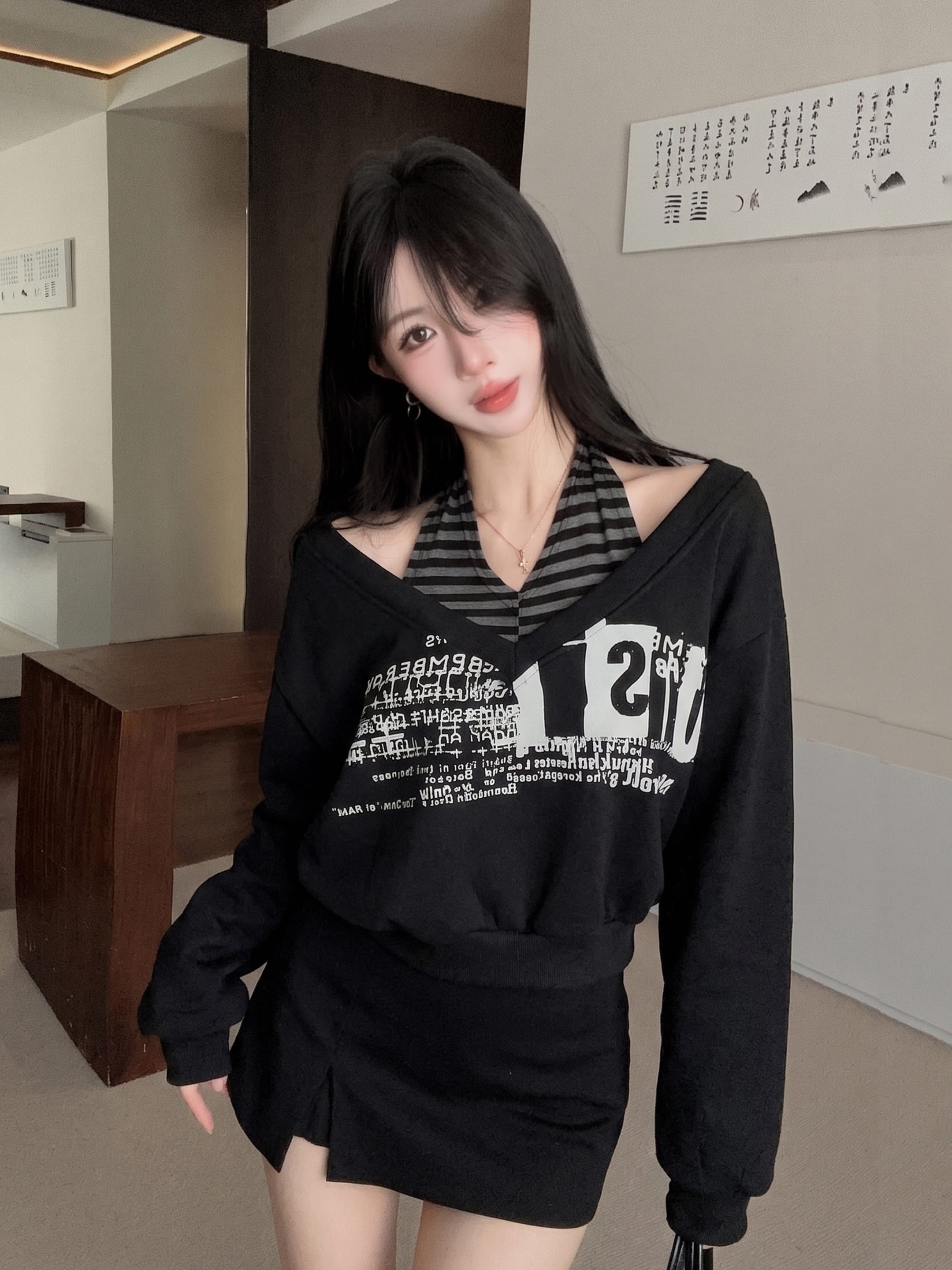 BY35551# 秋季新款字母印花条纹拼接假两件卫衣女显瘦露肩上衣 服裝批發女裝批發服飾貨源
