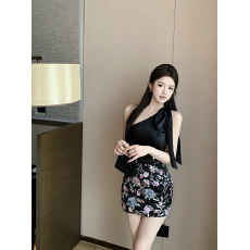 批发实拍实价 名媛显瘦套装露肩<b class='q'>缎面</b>上衣重工高级钉珠刺绣短裙两件套