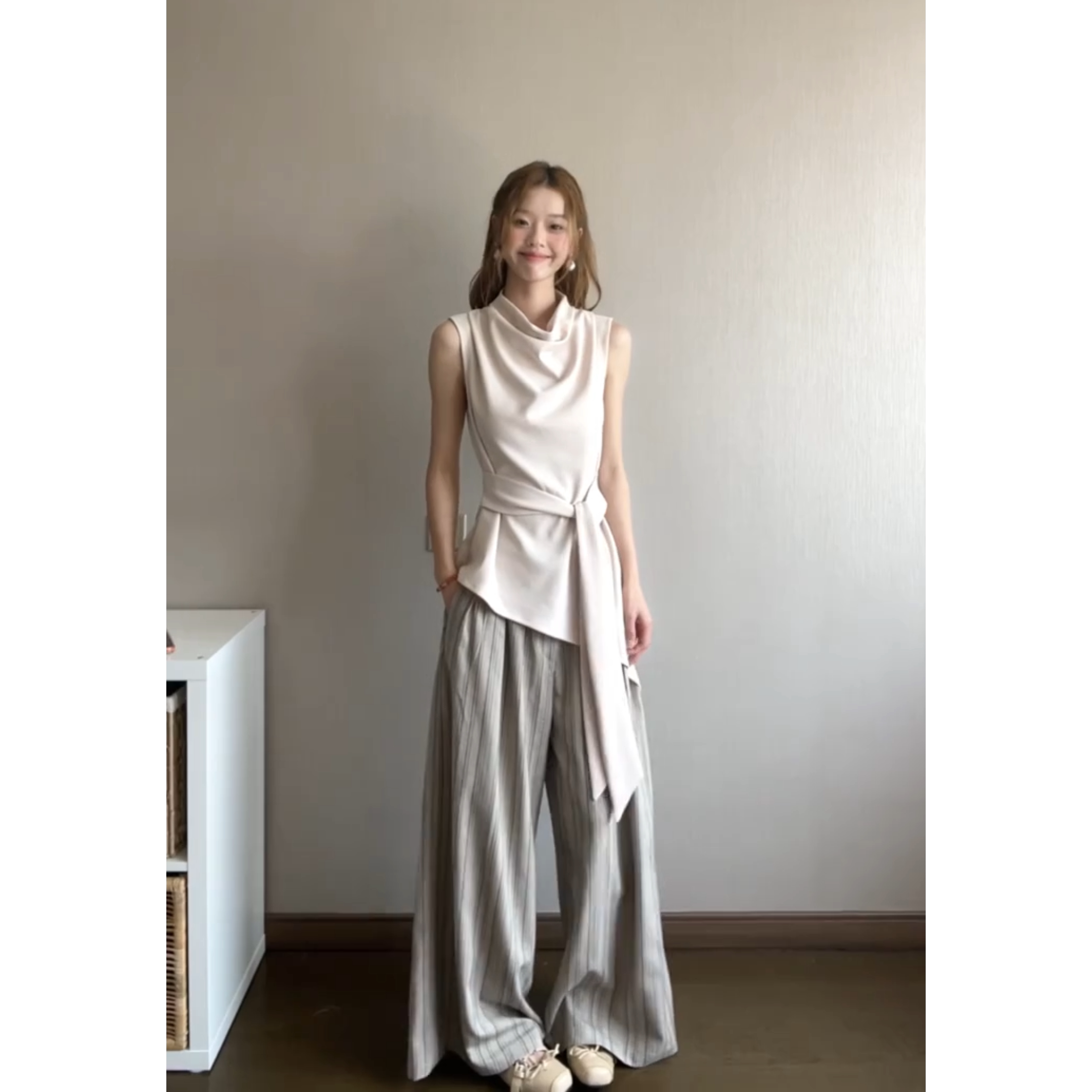 정가 재고 있음 프랑스식 디자인 센스 작은 대중 흔들다 칼라 민소매 맨위 여성 여름 새로운 하이웨이스트 와이드 레그 팬츠 세트
