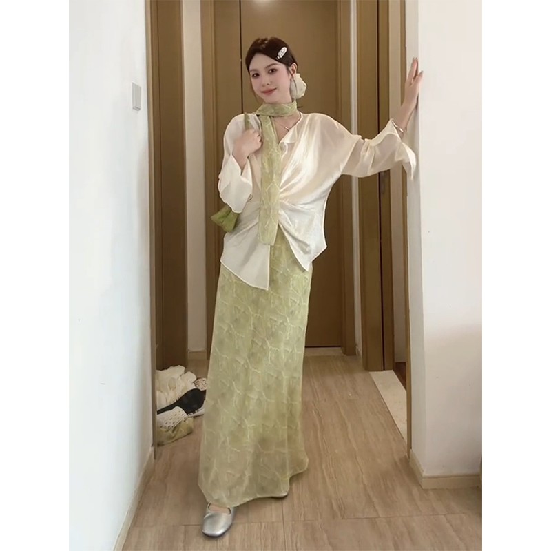 정가 새로운 부드러운 바람 비틀림 허리 수축 셔츠 밝은 녹색 자카드 한 마디 반신 스커트 품격 세트