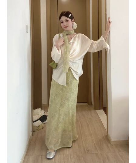 정가 새로운 부드러운 바람 비틀림 허리 수축 셔츠 밝은 녹색 자카드 한 마디 반신 스커트 품격 세트