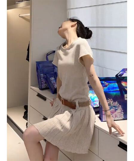정가 프랑스식 부드러운 바람 니트 반팔 여성 드레스 여름 새로운 허리 수축 슬림해 보이는 한 마디 플리츠 짧은 치마
