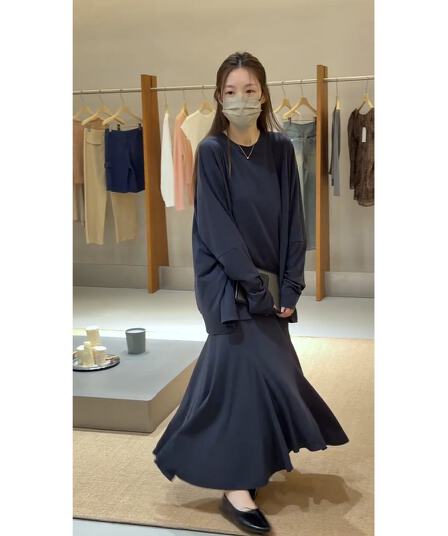 정가 한 부서 느긋한 바람 루즈핏 긴팔 티셔츠 맨위 여성 품격 하이웨이스트 슬림해 보이는 반신 치마 세트