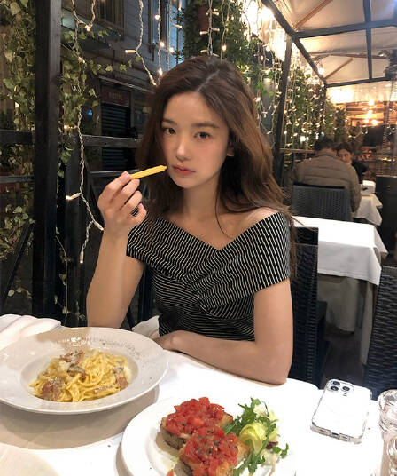 부드러운 자매 바람 흑백 줄무늬 반팔 티셔츠 몸매 가꾸기 십자가 오프숄더 맨위