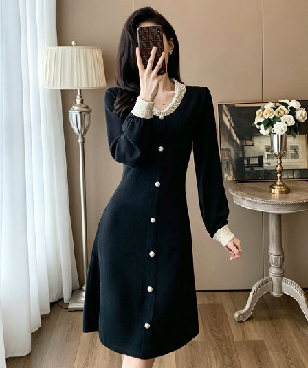 2026 가을 한 부서 샤오시엔 비즈 박기 칼라 니트 원피스 배색 커프스 디자인 루즈핏 중간 길이 스트레이트 드레스