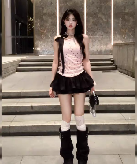 핫걸 순수한 욕망 바람 세트 여성 도트 무늬 스트랩 비스듬한 어깨 조끼 퍼프 미니 스커트 투피스 세트 2026 여름 디자인 센스