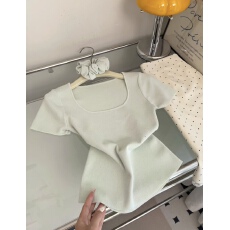 批发夏季简约洋气百搭修身显瘦方领设计感纯欲百搭露腰短袖针织小衫女