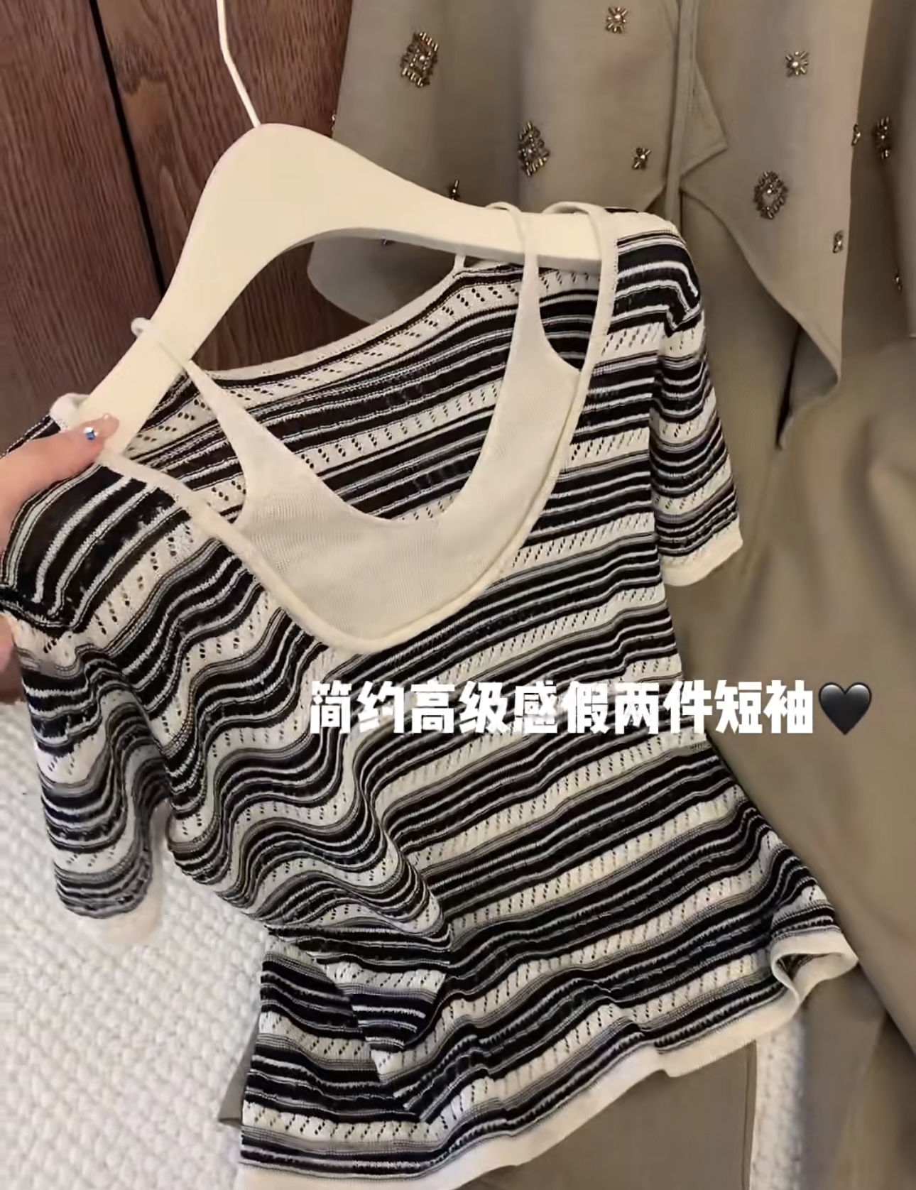 좋은 부드러운 그래. 신선함 블루 스트라이프 배색 페이크 레이어드 스택 착용 조끼 니트 반팔 맨위