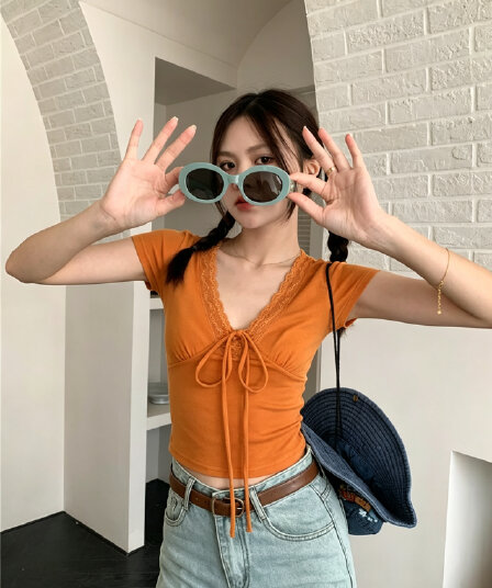 신제품 한 부서 몸매 가꾸기 빨간색 레이스 조각 스트랩 V넥 긍정적 인 어깨 반팔 티셔츠 여성