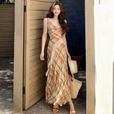 批发法式慵懒荡领无袖格纹印花连衣裙垂感蕾丝拼接<b class='q'>雪纺</b><b class='q'>长裙</b>不规则