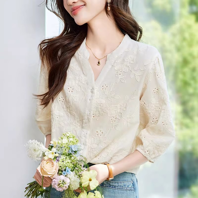 2026 여름 새로운 살구 색상 반팔 V넥 여성 셔츠 자수 홀로우 아웃 디자인 센스 작은 대중 셔츠 외국 가스 연령 감소