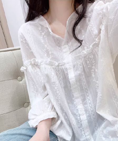 화이트 패치워크 꽃무늬 자수 디자인 센스 작은 대중 여성 셔츠 루즈핏 슬림해 보이는 셔츠 품격 인사이드 가져 가라. 긴팔 맨위