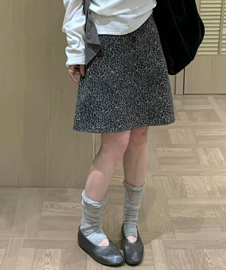 미니멀리즘 가을 새로운 다용도 디자인 센스 무거운 작업 자카드 중간 스커트 5 점 치마 하이웨이스트 슬림해 보이는 레오파드 무늬 반신 스커트