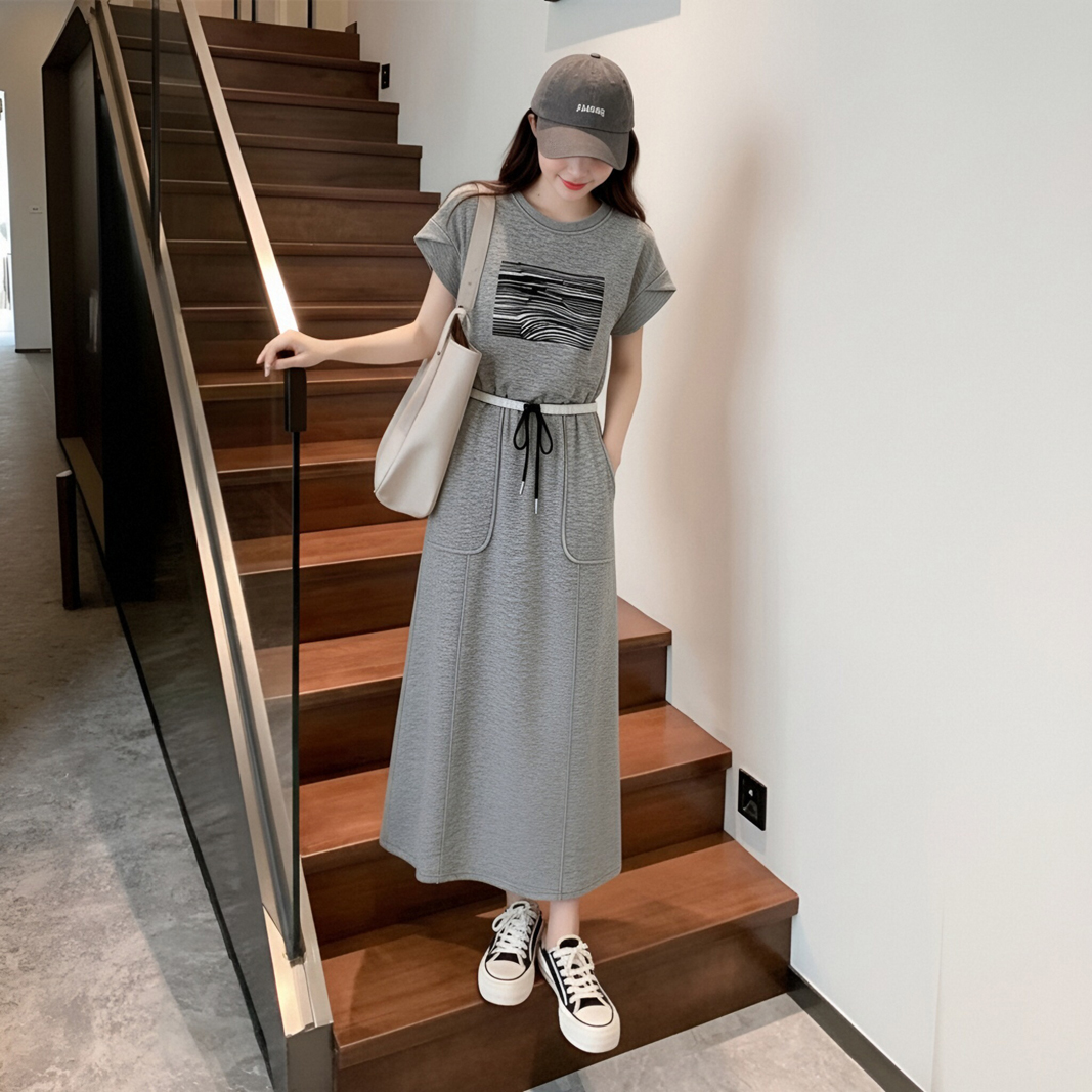 캐주얼 스포츠 슈트 여성 여름 2026 새로운 라운드 넥 회색 반팔 맨위 반신 스커트 투피스 세트