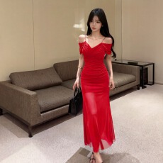 批发实拍低胸露肩吊带褶皱中长款网纱打底连衣裙