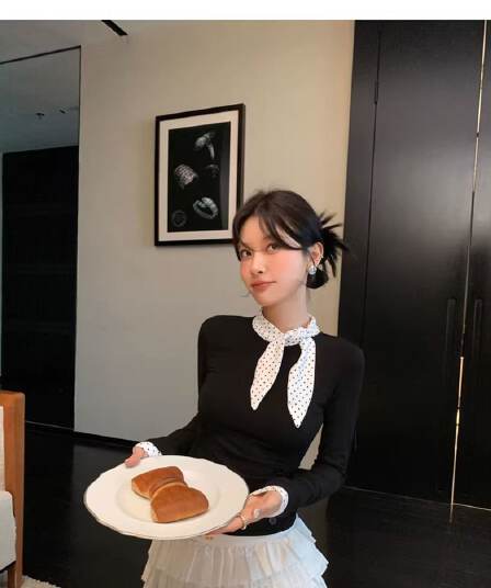 원본 품질 프랑스식 디자인 센스 도트 무늬 배색 패치워크 허리 수축 단추 티셔츠 여성 2026 봄 새로운