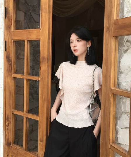 원본 품질 한 부서 미니멀리즘 프릴 티셔츠 여성 의류 2026 가을 새로운 긍정적 인 어깨 질감 슬림해 보이는 반팔