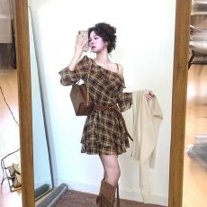 批发法式复古荷叶边格纹长袖连衣裙斜肩<b class='q'>秋</b>季新款气质不规则裙子