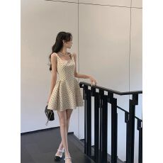 批发法式方领波点吊带连衣裙女2026巨好看夏季气质收腰显瘦蓬蓬短裙