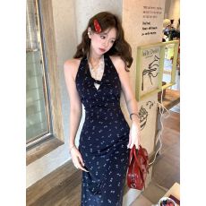 批发温柔风V领挂脖碎花<b class='q'>连衣裙</b>女夏季度假风蕾丝气质收腰显瘦<b class='q'>包臀</b>长裙