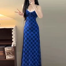 批发绝美漂亮克莱因蓝格纹<b class='q'>吊带</b>连衣裙女夏2026新款纯欲甜辣风掐腰长裙