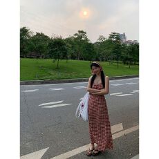 批发沙滩旅游小众红格碎花吊带裙子新款设计心机吊带<b class='q'>漏背</b>气质收腰长裙
