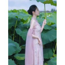 批发新中式国风改良<b class='q'>旗袍</b>年轻款别致独特高端精致粉色挂脖碎花连衣裙夏