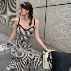 批发法式高级感<b class='q'>复古</b>长裙春夏新款修身显瘦设计感条纹吊带裙子