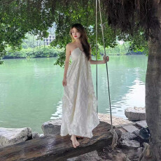批发法式度假风连衣裙女自带胸垫超仙挂脖露背时尚<b class='q'>长裙</b>氛围感<b class='q'>沙滩裙</b>