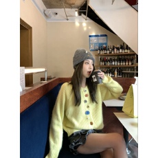 批发设计感小众不规则彩扣针织开衫<b class='q'>毛衣</b>外套女春秋韩系减龄奶白色上衣