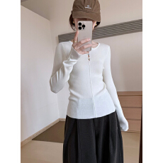 批发韩系<b class='q'>休闲</b>设计感小众修身针织打底衫女2025秋冬新款内搭小扣子上衣