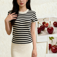 批发红色<b class='q'>条纹</b>方领短袖t恤女夏季新款撞色冰丝<b class='q'>针织衫</b>修身显瘦短款上衣