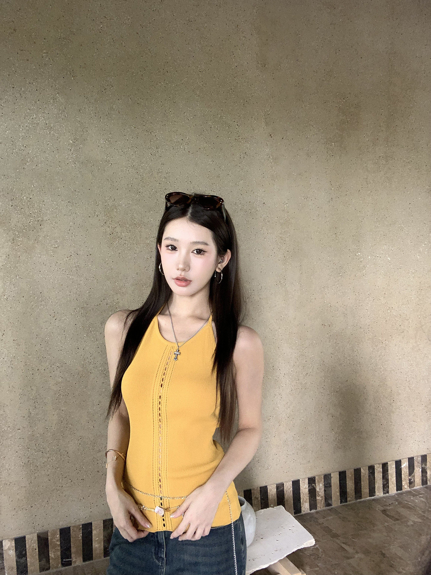 레드 맨 파빌리온 캐미솔 여름 외출용 2026 슈퍼 화재 연령 감소 백리스 황색 니트 민소매 행침 목 맨위 여성