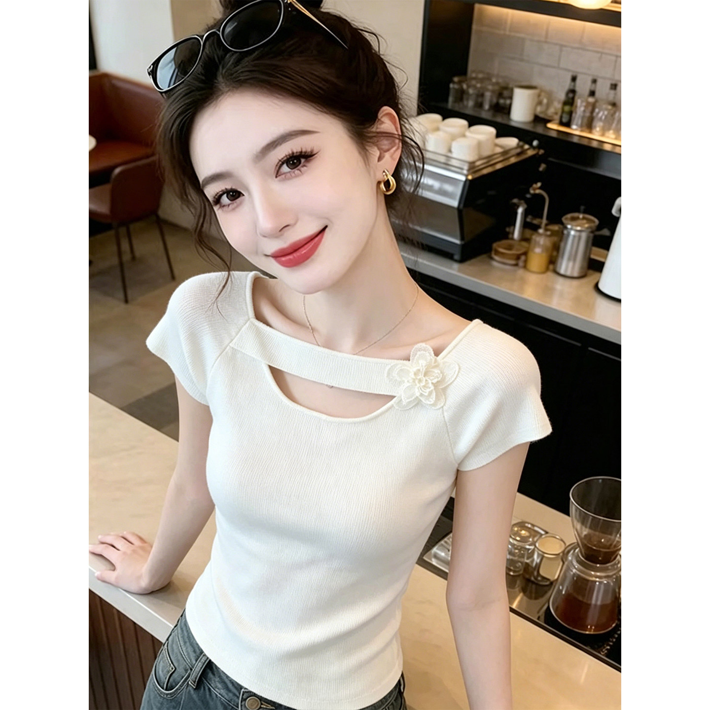 한 부서 디자인 센스 홀로우 아웃 꽃 장식 니트 반팔 티셔츠 여성 여름 새로운 몸매 가꾸기 슬림해 보이는 외국 가스 맨위