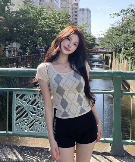 순수한 욕망 바람 살구 색상 라운드 넥 링 그리드 니트 스웨터 여성 의류 2026 여름 Chic 다용도 슬림해 보이는 반팔 맨위