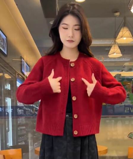 복잡한 고대 나무 버클 쇼트 스타일 부드러운 찹쌀 스웨터 여성 코트 루즈핏 가을 겨울 두꺼운 스타일 고급 센스 니트 오픈 가디건 맨위 외출용