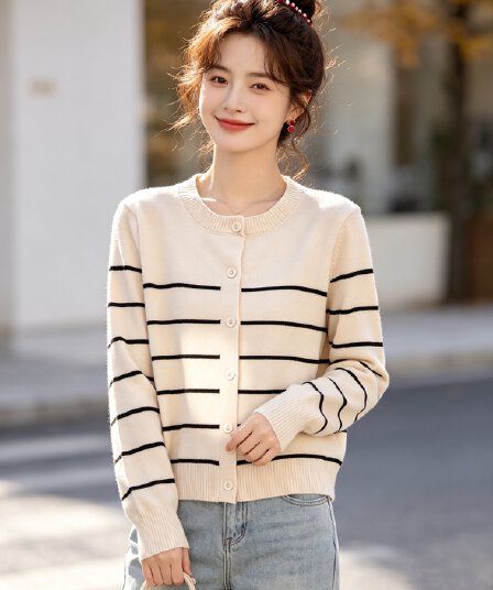 한 부서 패션 디자인 센스 재킷 슬림해 보이는 루즈핏 느긋한 바람 스트라이프 배색 니트 긴 소매 오픈 가디건 여성 의류 맨위