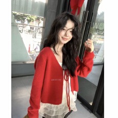 批发十三行2025冬新款圣诞新年红色V领针织开衫+花边吊带叠穿两件套女