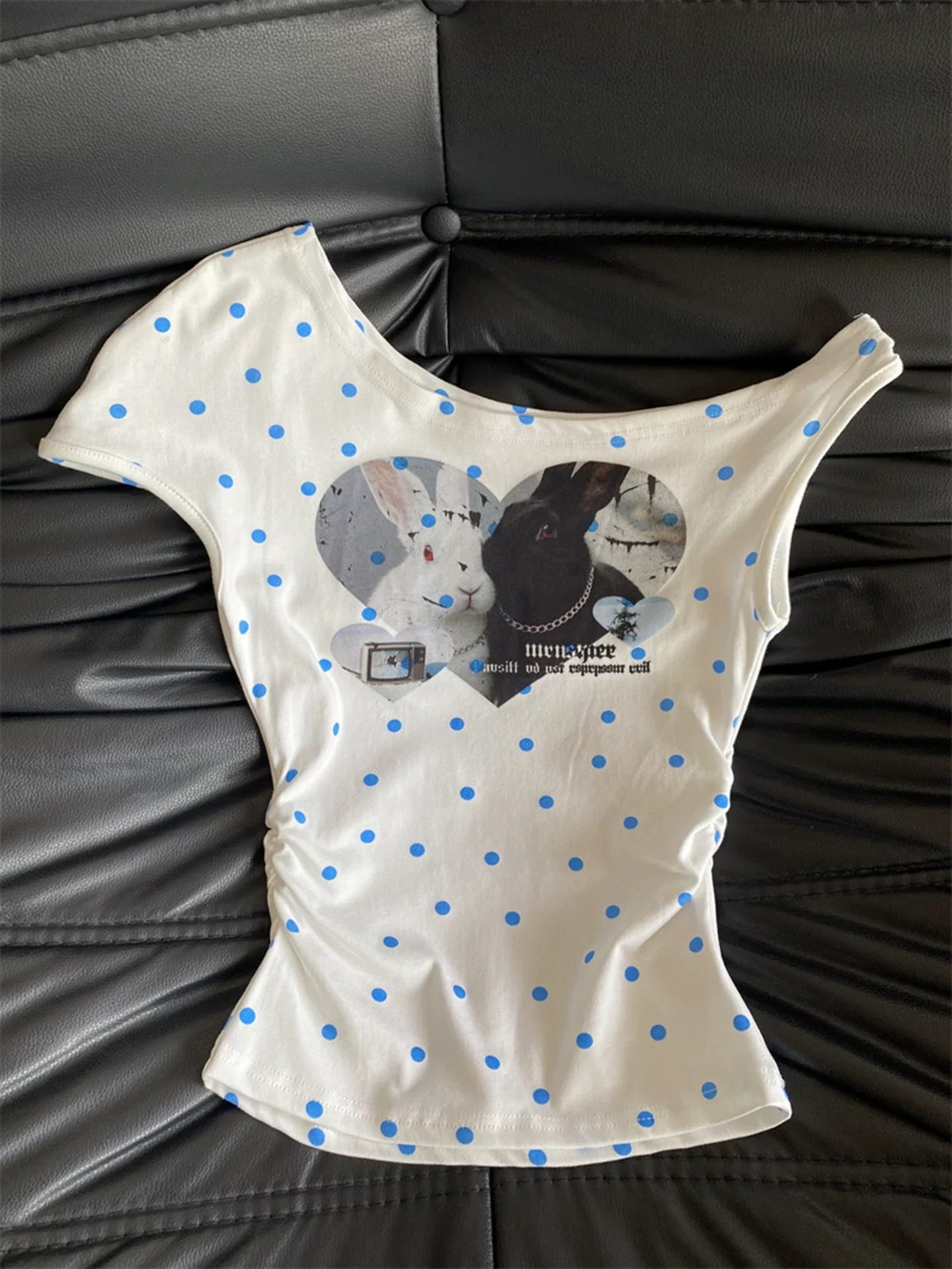 순수한 욕망 핫걸 하트 토끼 전체 인쇄 도트 무늬 비스듬한 어깨 반팔 티셔츠 여성 여름 디자인 센스 몸매 가꾸기 다용도 맨위