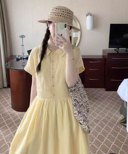 달콤함 크림 황색 폴로 칼라 드레스 출퇴근 착용 가져 가라. 레이스업 레몬 옐로우 디스플레이 화이트 허리 수축 차가운 센스 롱 스커트